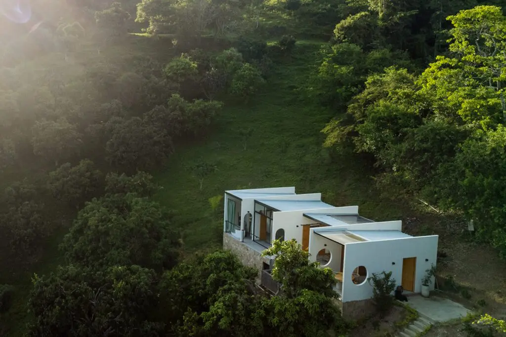 La arquitectura de esta casa propone un recorrido cinematográfico