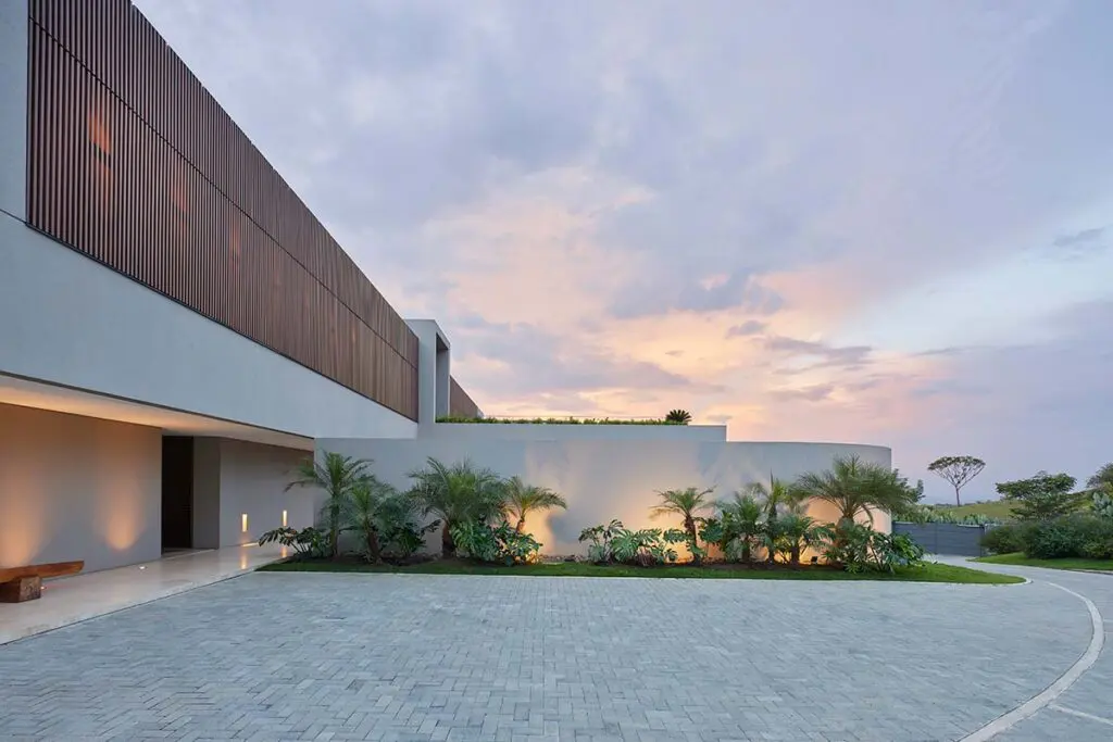 Abierta al paisaje y a la vez completamente cerrada: así es esta casa en cali