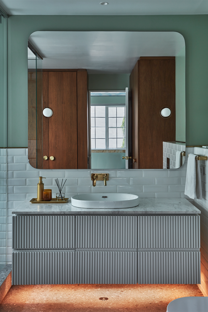 La principal herramienta en la renovación de esta casa es el uso del color La principal herramienta en la renovación de esta casa es el uso del color