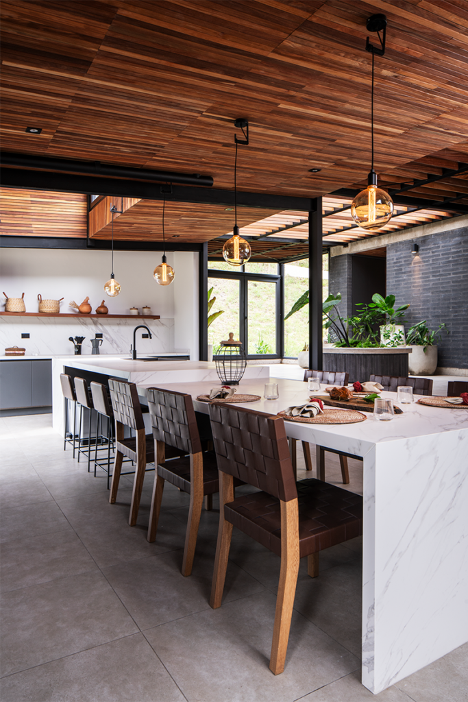 Esta casa en la sabana de bogotá tiene espacios versátiles cuyos límites varían