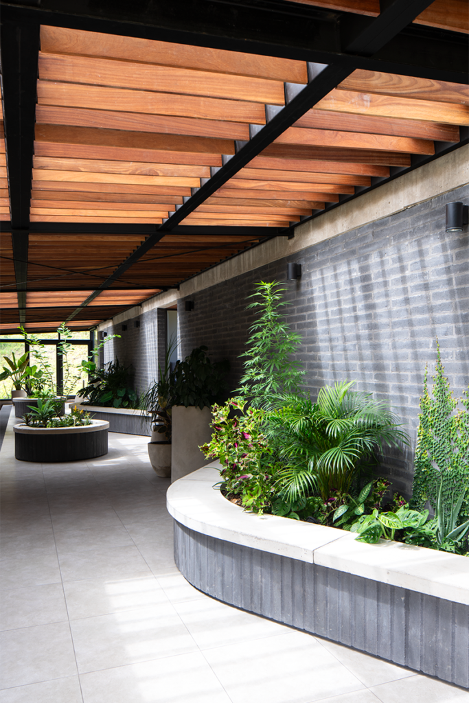 Esta casa en la sabana de bogotá tiene espacios versátiles cuyos límites varían