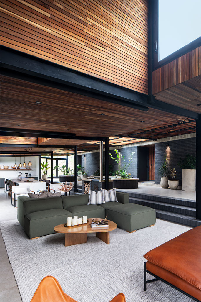 Esta casa en la sabana de bogotá tiene espacios versátiles cuyos límites varían