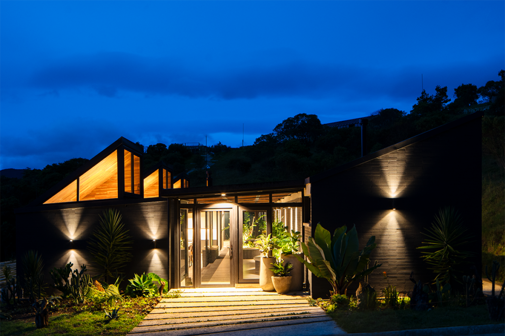 Esta casa en la sabana de bogotá tiene espacios versátiles cuyos límites varían