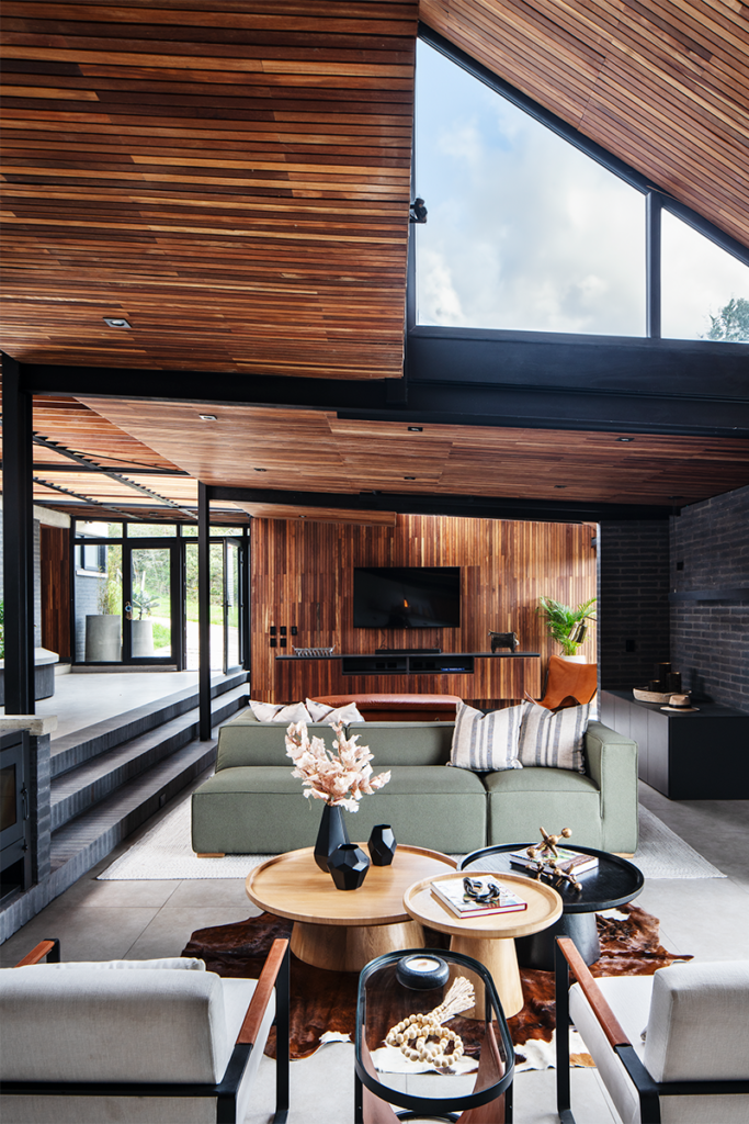 Esta casa en la sabana de bogotá tiene espacios versátiles cuyos límites varían