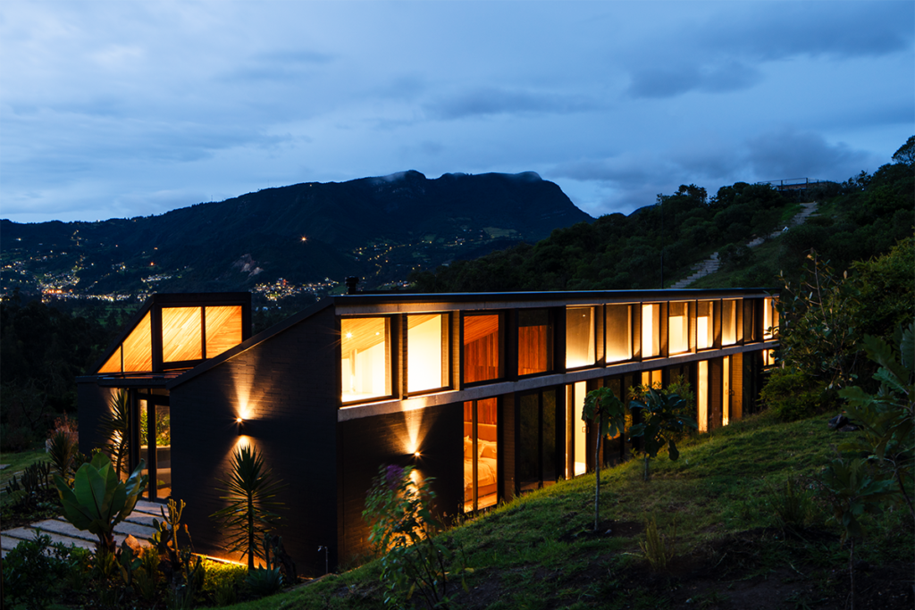 Esta casa en la sabana de bogotá tiene espacios versátiles cuyos límites varían