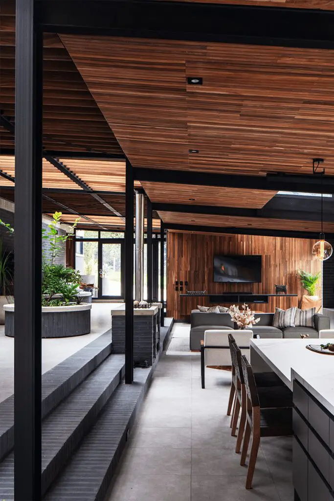 Esta casa en la sabana de bogotá tiene espacios versátiles cuyos límites varían