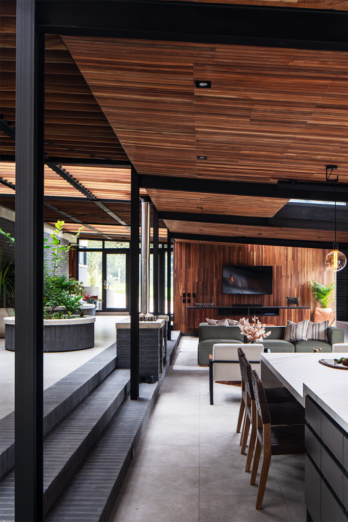 Esta casa en la sabana de bogotá tiene espacios versátiles cuyos límites varían