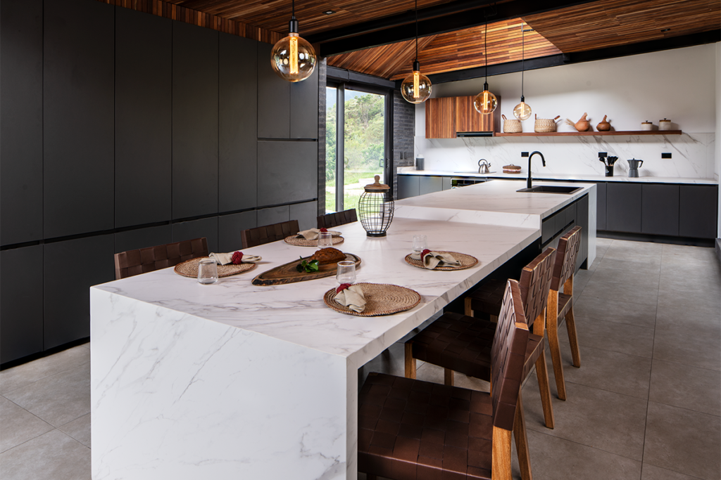 Esta casa en la sabana de bogotá tiene espacios versátiles cuyos límites varían