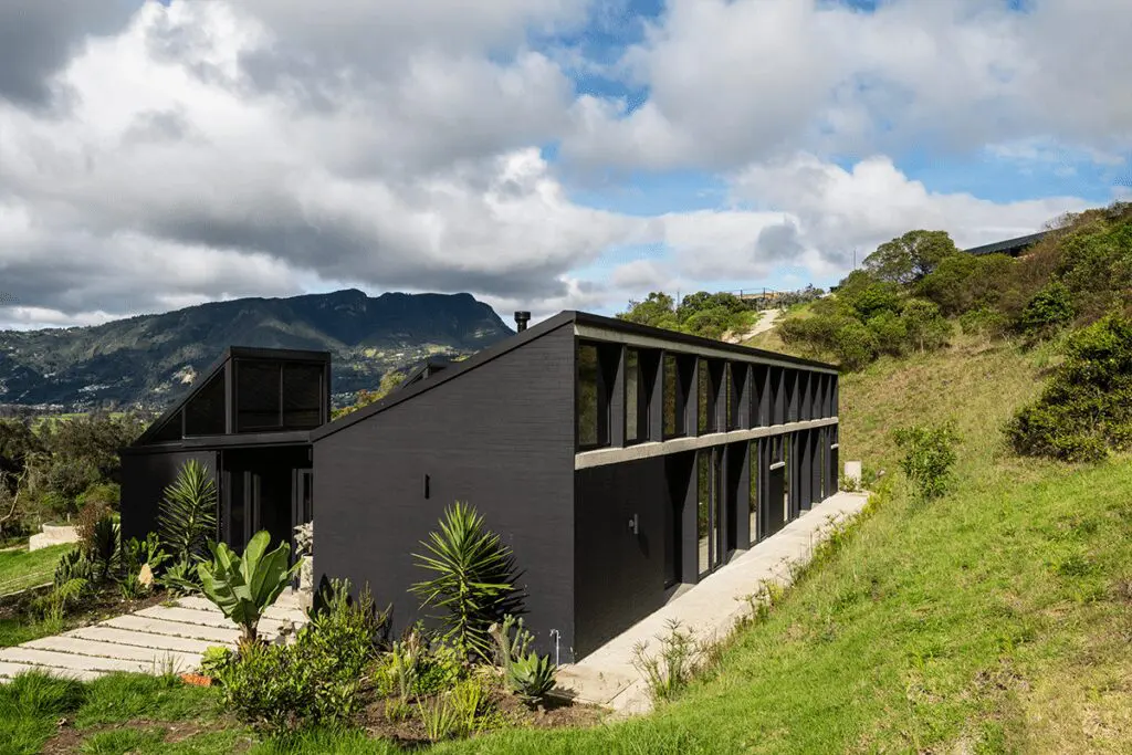 Esta casa en la sabana de bogotá tiene espacios versátiles cuyos límites varían