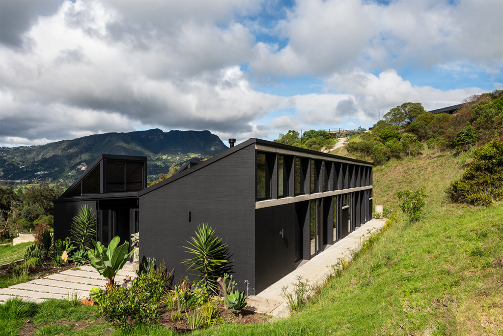 Esta casa en la sabana de bogotá tiene espacios versátiles cuyos límites varían