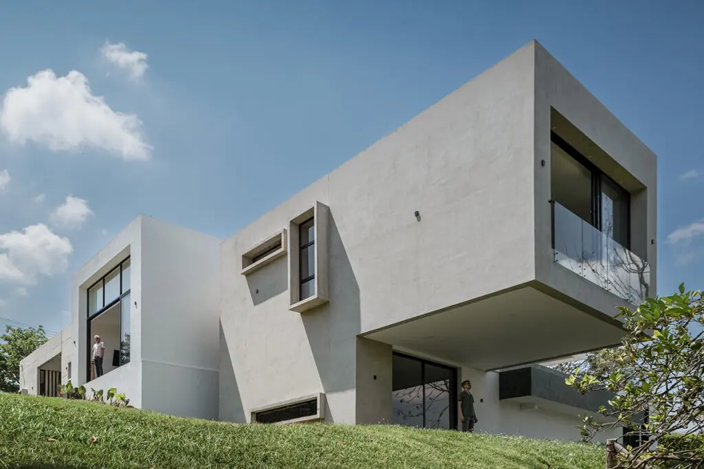 Una casa fragmentada que hereda la arquitectura moderna del siglo xx