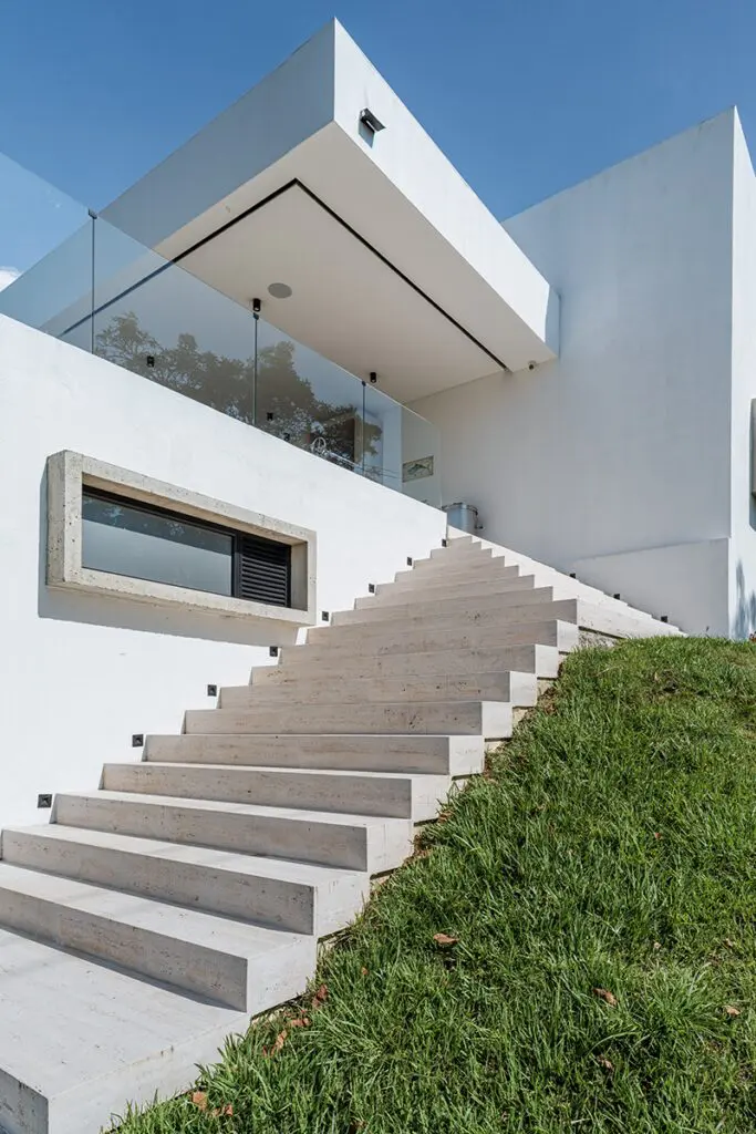 Una casa fragmentada que hereda la arquitectura moderna del siglo xx