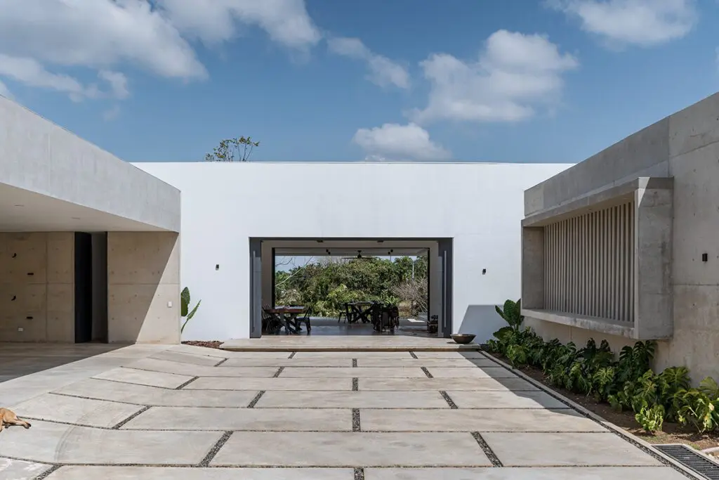 Una casa fragmentada que hereda la arquitectura moderna del siglo xx