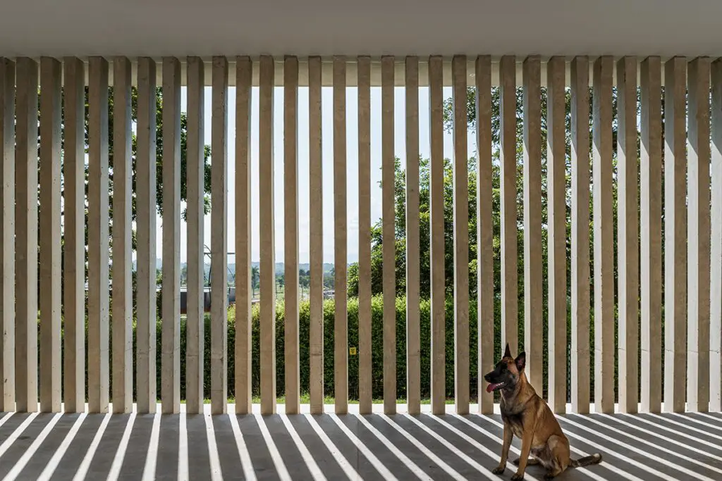 Una casa fragmentada que hereda la arquitectura moderna del siglo xx