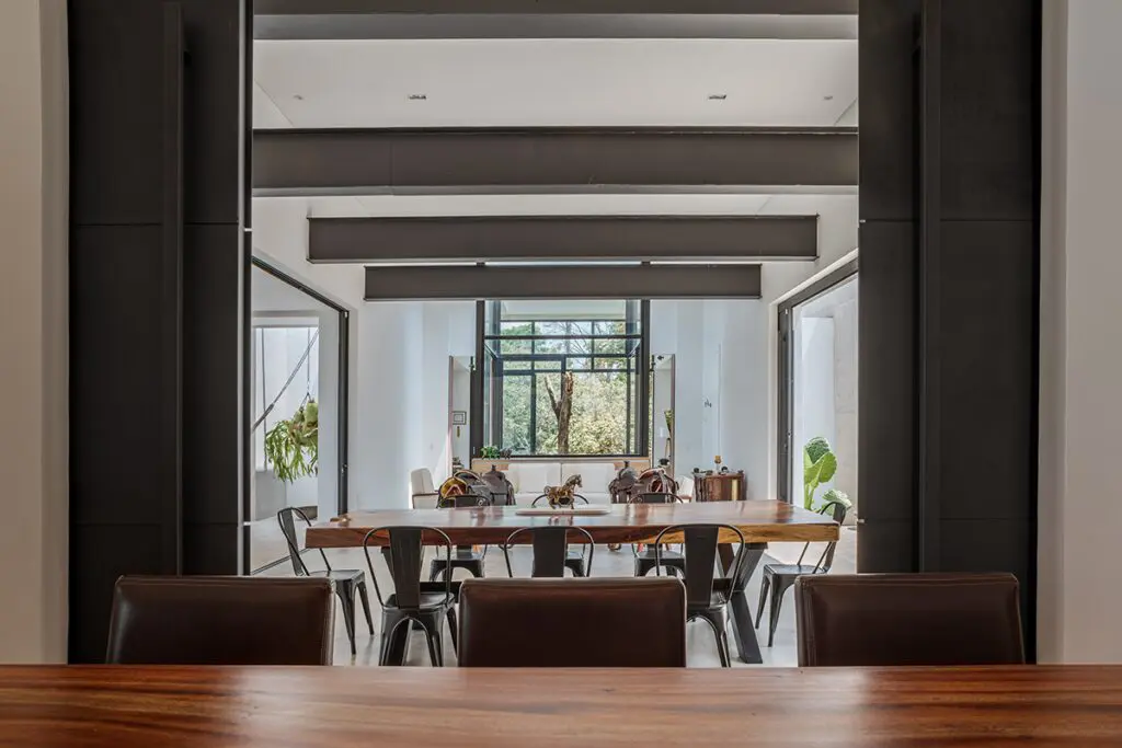 Una casa fragmentada que hereda la arquitectura moderna del siglo xx