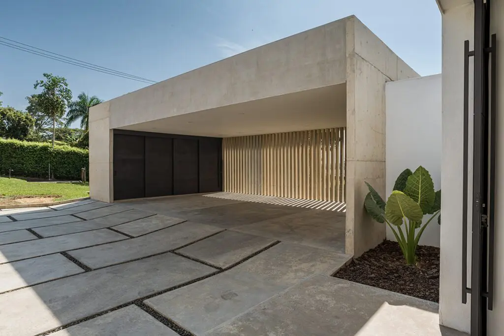 Una casa fragmentada que hereda la arquitectura moderna del siglo xx