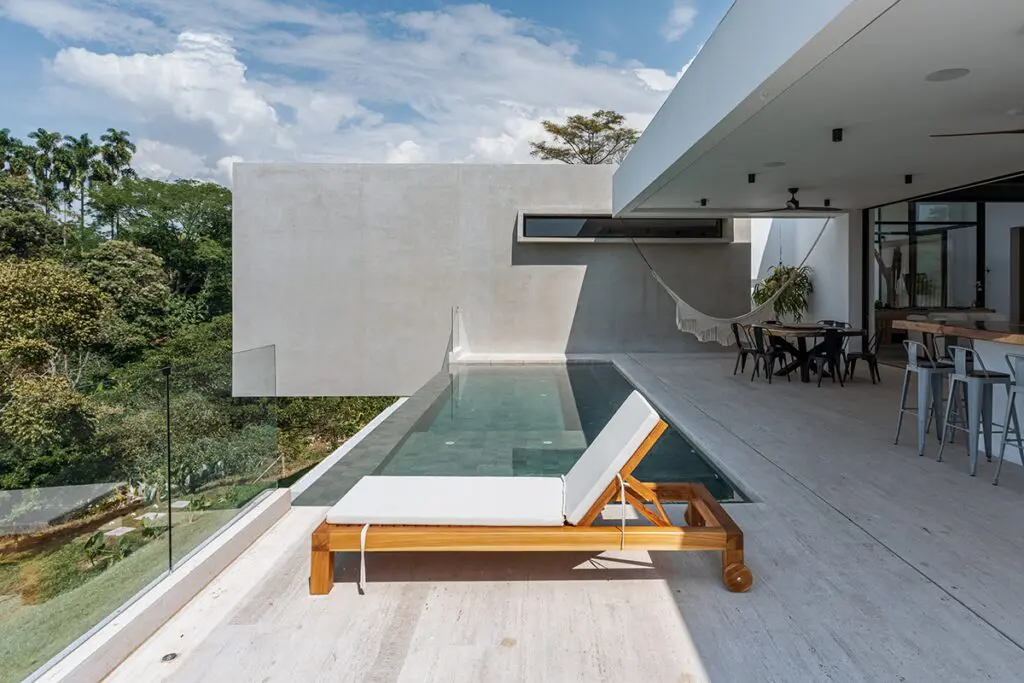 Una casa fragmentada que hereda la arquitectura moderna del siglo xx