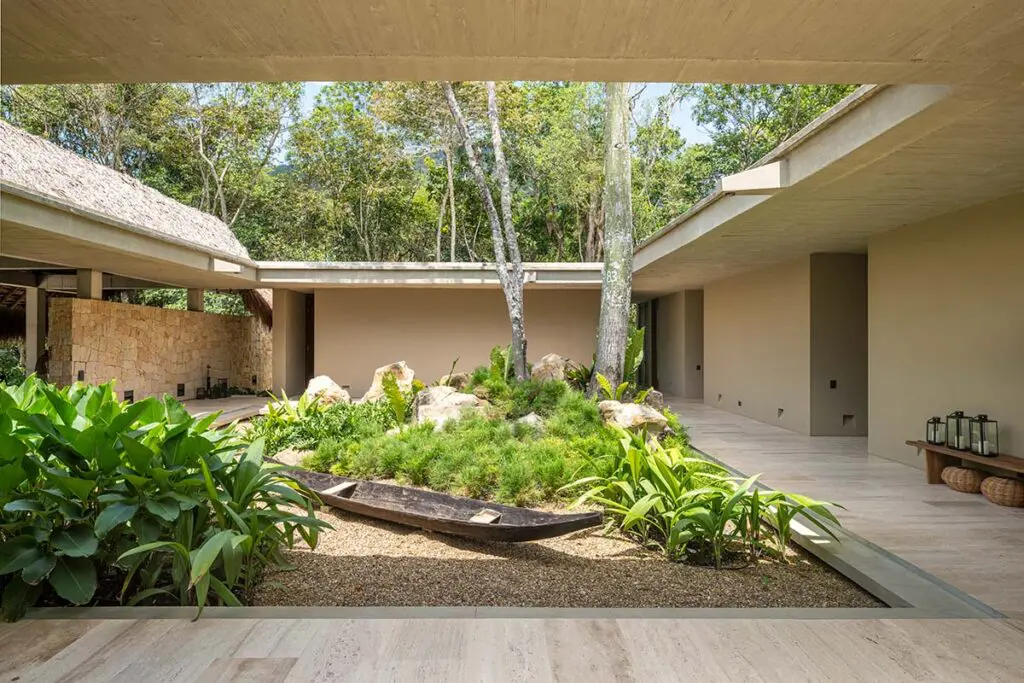 En esta casa, en villeta, la arquitectura se sumerge en el paisaje