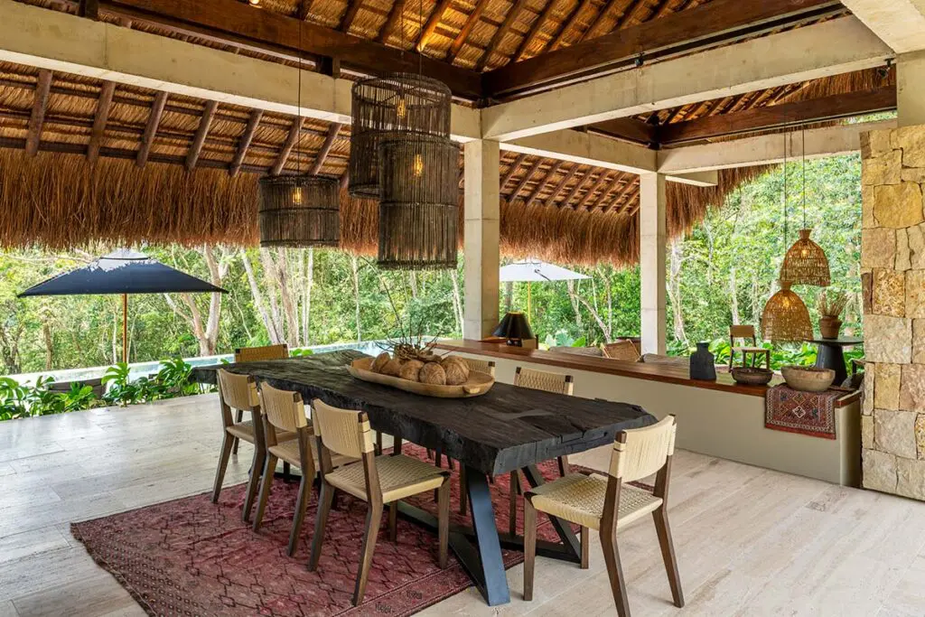 En esta casa, en villeta, la arquitectura se sumerge en el paisaje