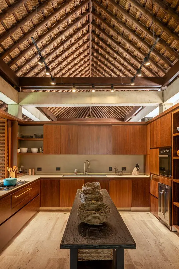 En esta casa, en villeta, la arquitectura se sumerge en el paisaje