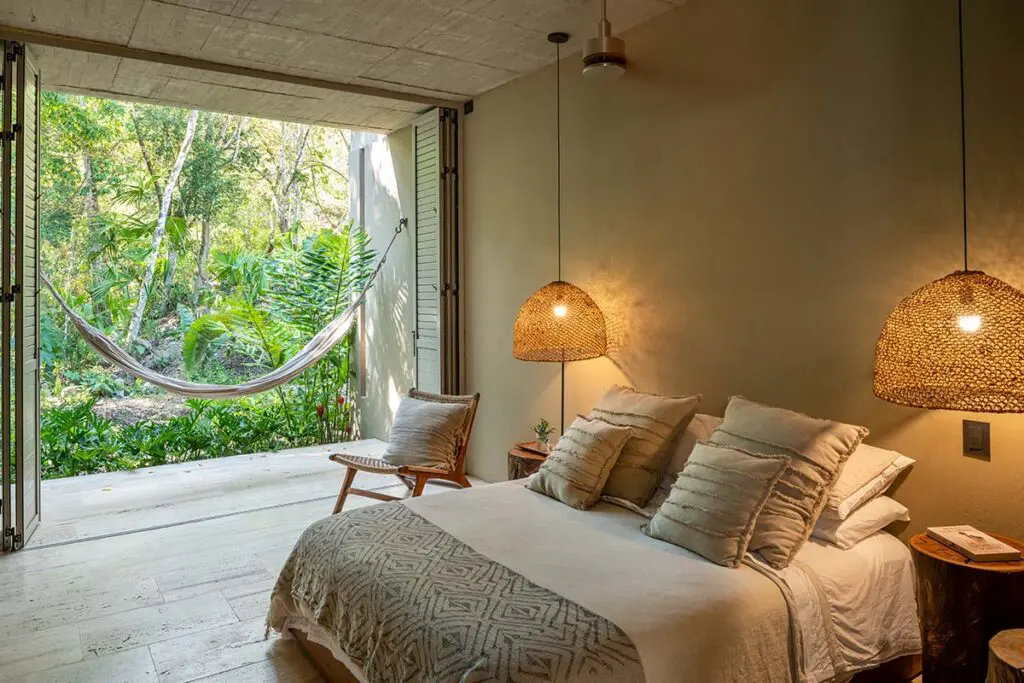 En esta casa, en villeta, la arquitectura se sumerge en el paisaje