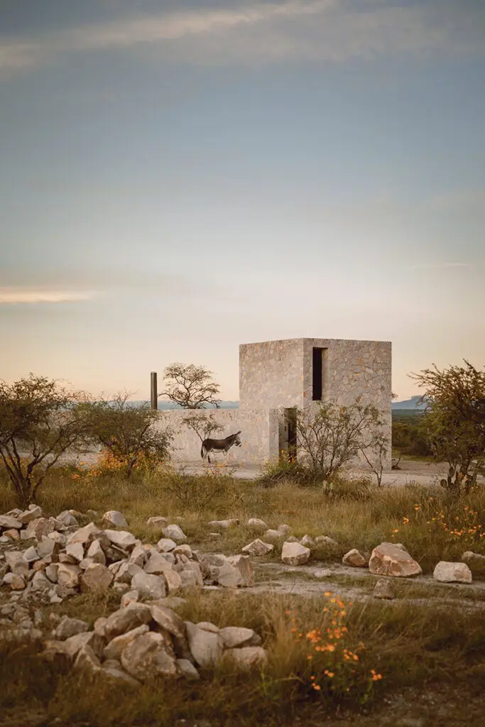 Una casa en el desierto con una arquitectura original condicionada a su medio