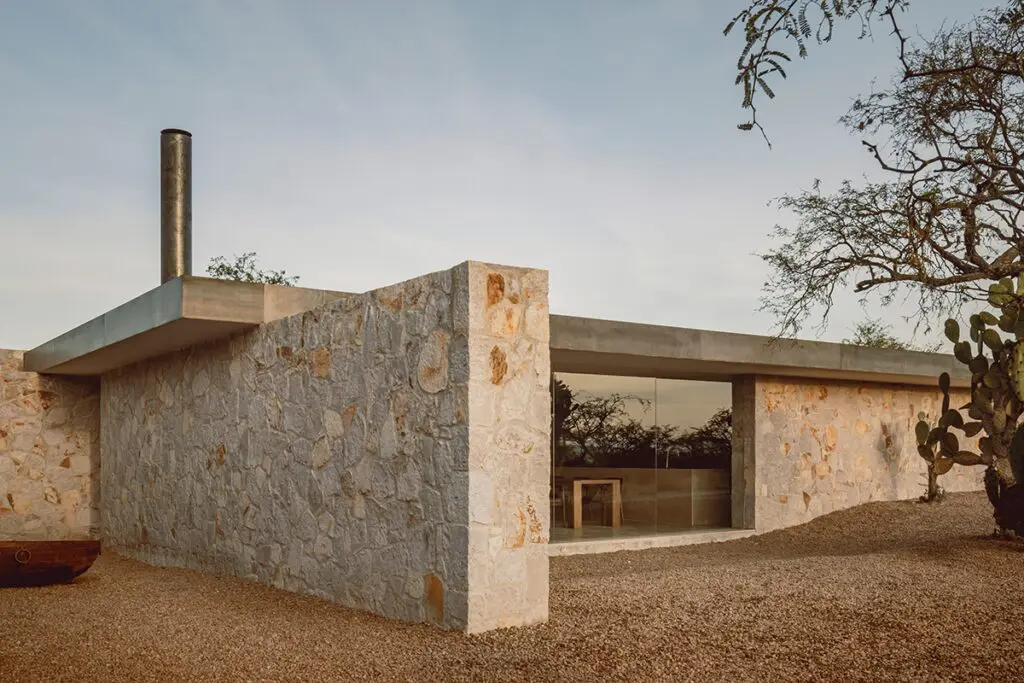 Una casa en el desierto con una arquitectura original condicionada a su medio