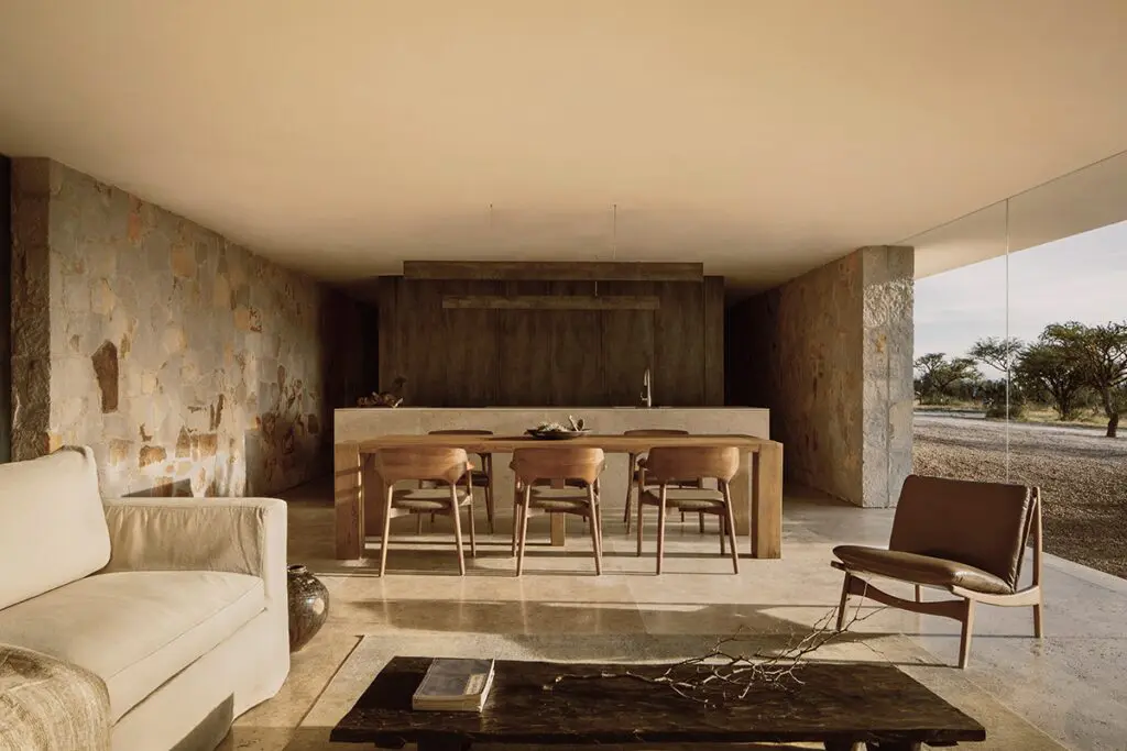 Una casa en el desierto con una arquitectura original condicionada a su medio