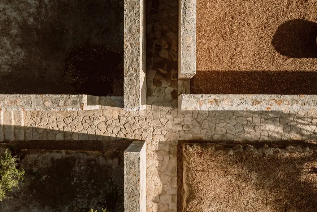 Una casa en el desierto con una arquitectura original condicionada a su medio