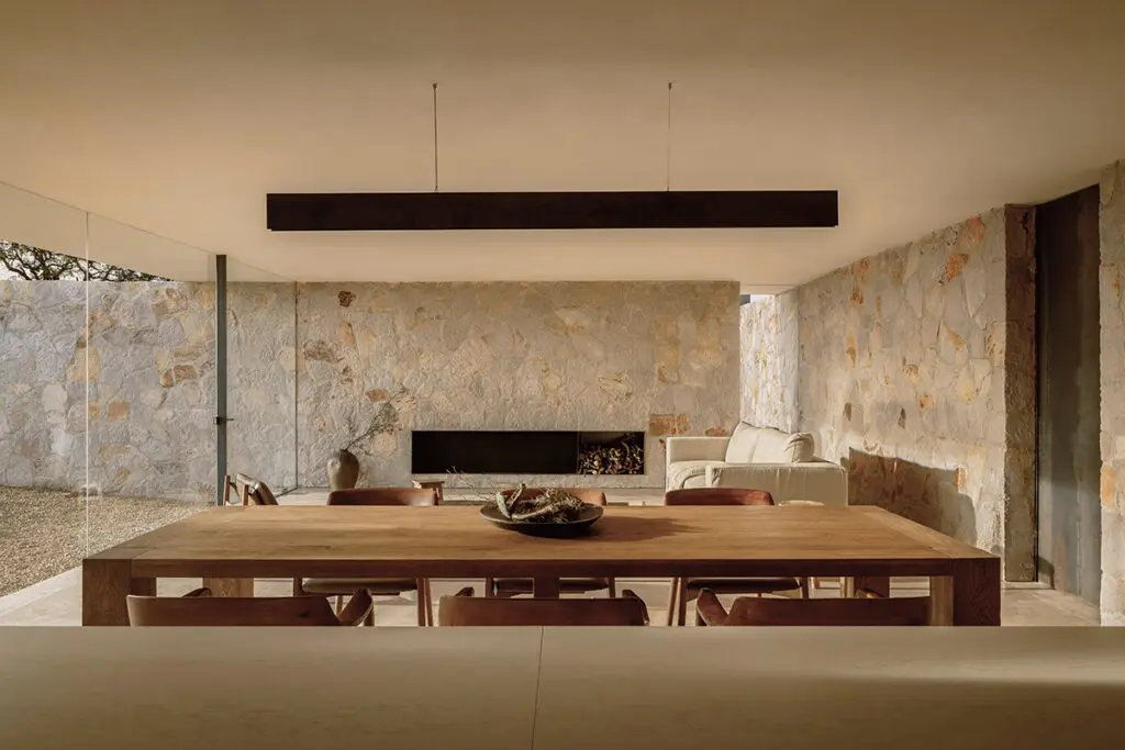 Una casa en el desierto con una arquitectura original condicionada a su medio