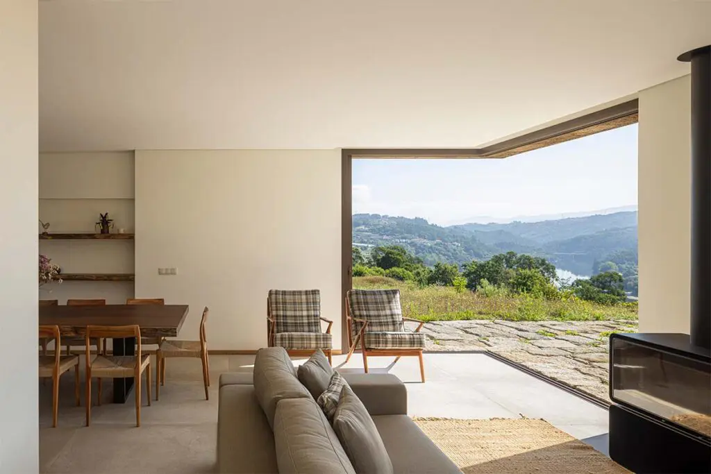 Una casa fundida en el paisaje de portugal: tiene cubiertas ajardinadas y muros de piedra