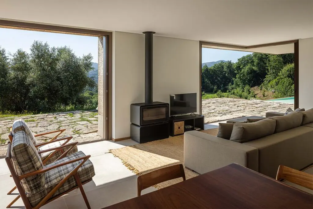 Una casa fundida en el paisaje de portugal: tiene cubiertas ajardinadas y muros de piedra