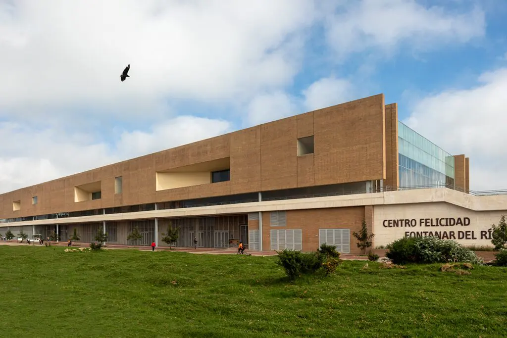 Este edificio público en bogotá es una pieza escultórica que parece flotar en el aire Este edificio público en bogotá es una pieza escultórica que parece flotar en el aire