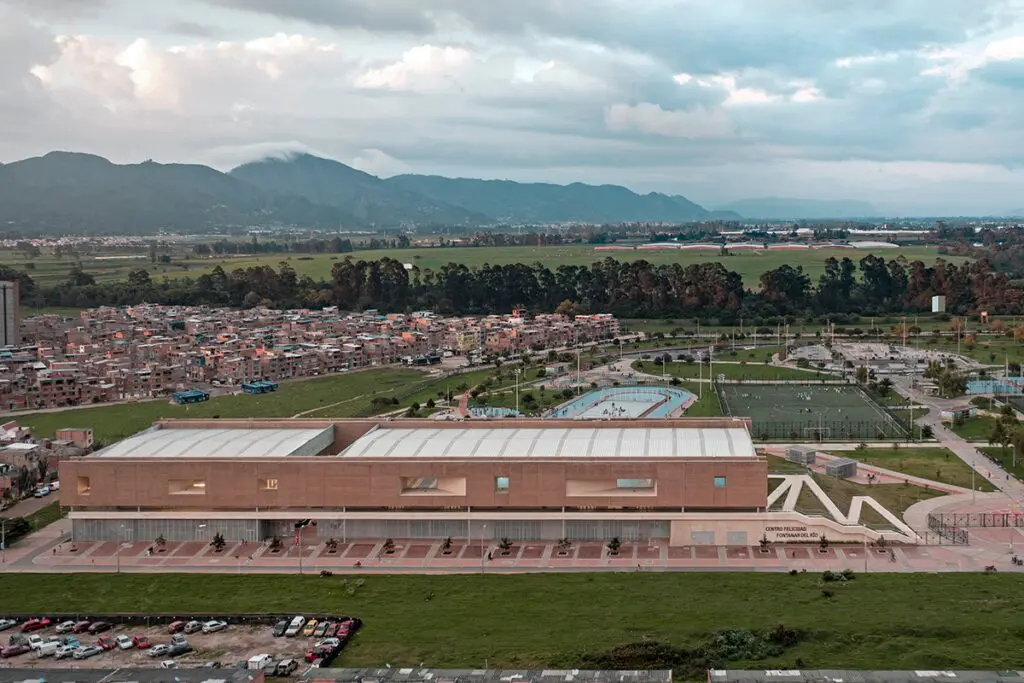 Este edificio público en bogotá es una pieza escultórica que parece flotar en el aire Este edificio público en bogotá es una pieza escultórica que parece flotar en el aire