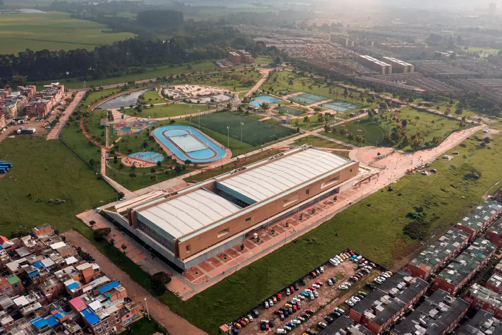 Este edificio público en bogotá es una pieza escultórica que parece flotar en el aire Este edificio público en bogotá es una pieza escultórica que parece flotar en el aire