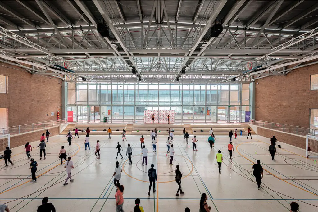 Este edificio público en bogotá es una pieza escultórica que parece flotar en el aire Este edificio público en bogotá es una pieza escultórica que parece flotar en el aire