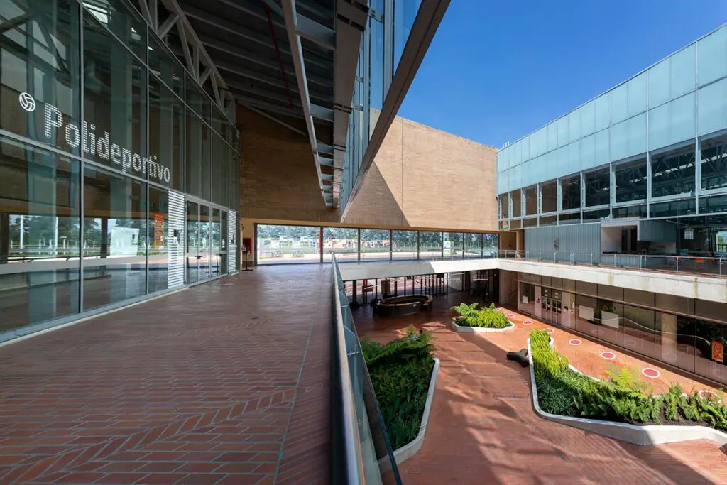 Este edificio público en bogotá es una pieza escultórica que parece flotar en el aire Este edificio público en bogotá es una pieza escultórica que parece flotar en el aire