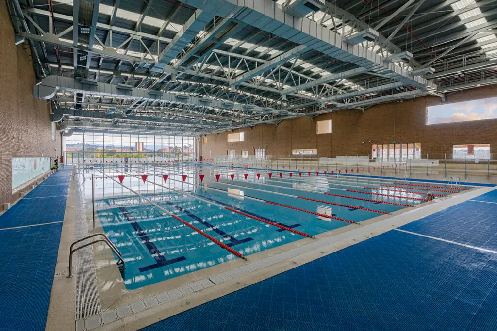 Este edificio público en bogotá es una pieza escultórica que parece flotar en el aire Este edificio público en bogotá es una pieza escultórica que parece flotar en el aire
