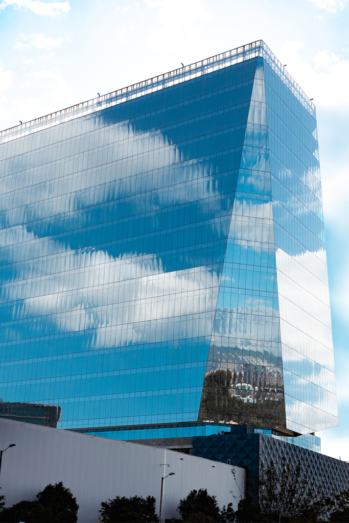 Fachadas acristaladas en la arquitectura institucional: estética y sostenibilidad