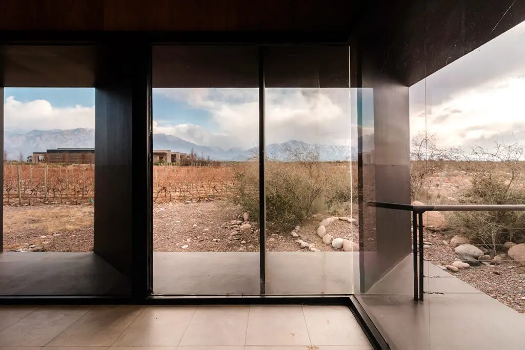 Esta bodega de vinos en argentina tiene un impactante diseño que se funde con el paisaje
