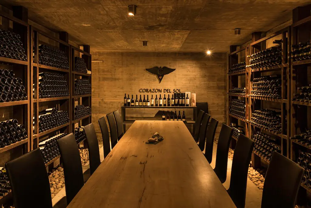 Esta bodega de vinos en argentina tiene un impactante diseño que se funde con el paisaje