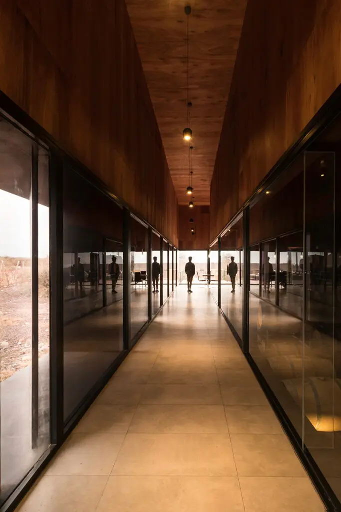 Esta bodega de vinos en argentina tiene un impactante diseño que se funde con el paisaje