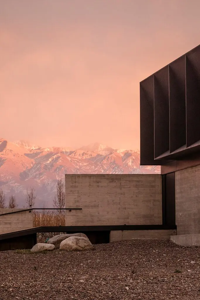 Esta bodega de vinos en argentina tiene un impactante diseño que se funde con el paisaje