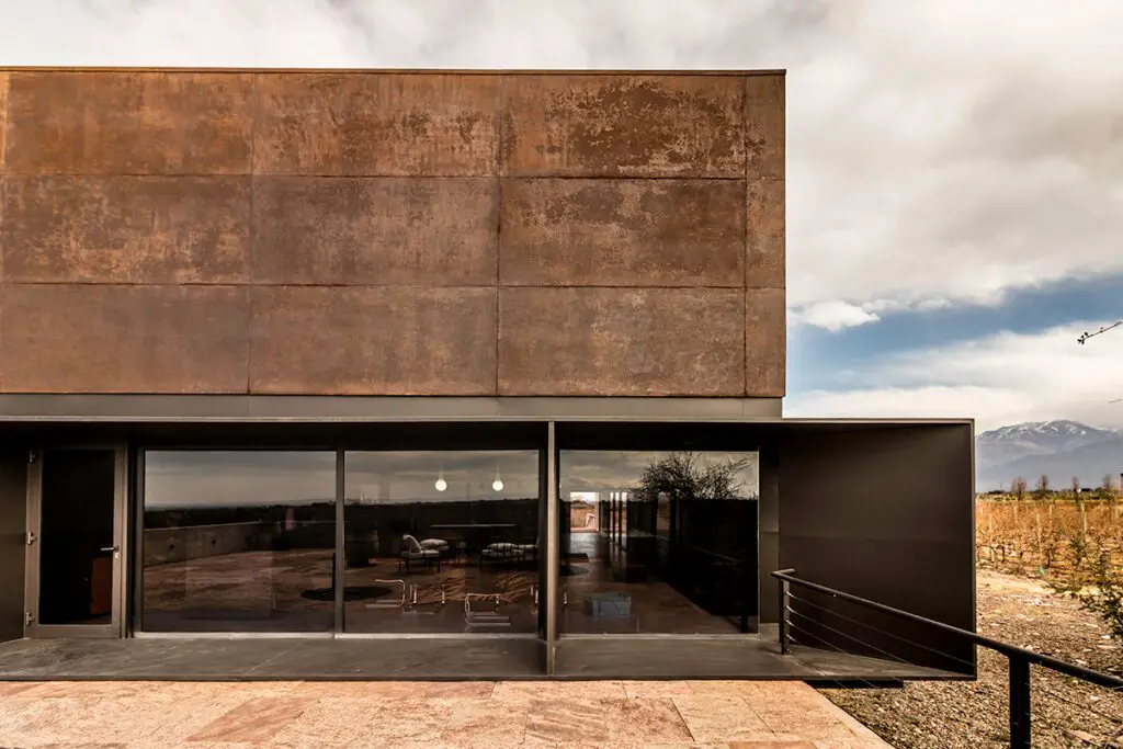 Esta bodega de vinos en argentina tiene un impactante diseño que se funde con el paisaje