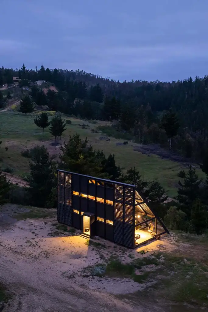Esta vanguardista cabaña en chile reinventa el concepto de refugio