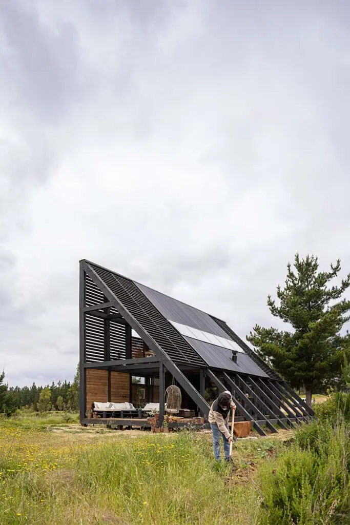 Esta vanguardista cabaña en chile reinventa el concepto de refugio