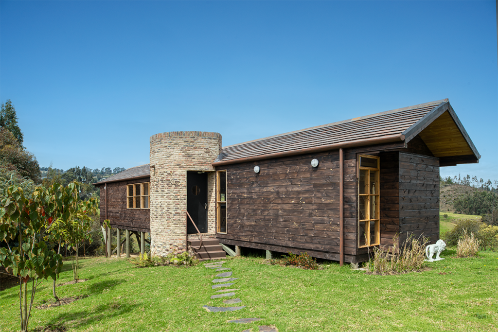 Una cabaña en cundinamarca creada como un resguardo de la vida urbana