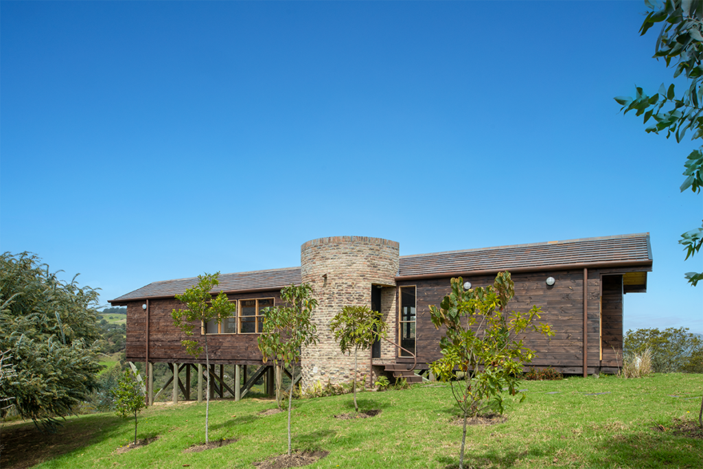 Una cabaña en cundinamarca creada como un resguardo de la vida urbana