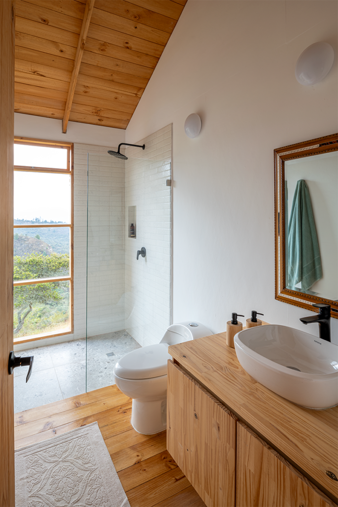 Una cabaña en cundinamarca creada como un resguardo de la vida urbana