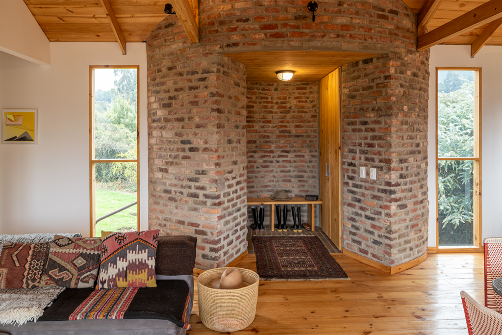 Una cabaña en cundinamarca creada como un resguardo de la vida urbana